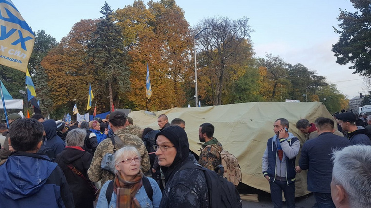 В центре Киева снова стоят палатки и развеваются украинские флаги