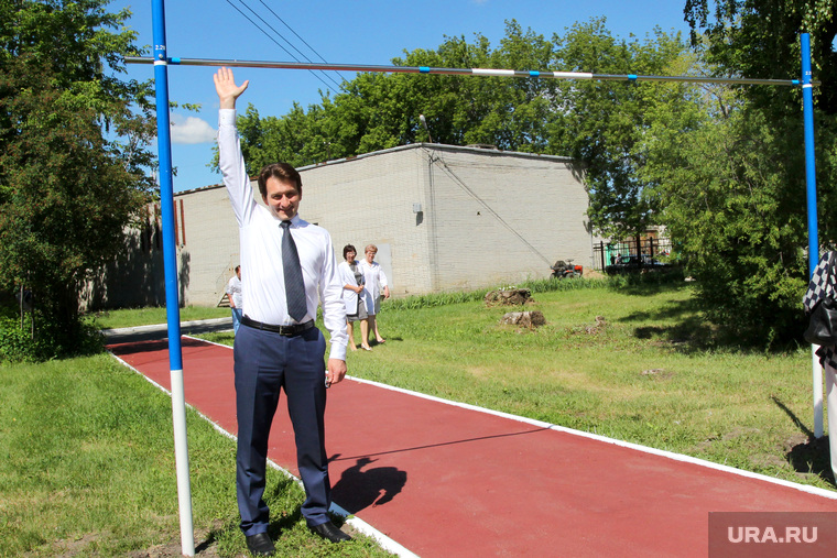 Директор центра Илизарова Александр Губин пытается дотянуться до планки, которую брал прыгун Валерий Брумель