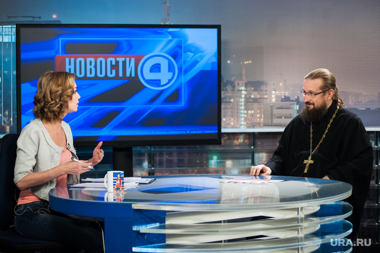 Тема о православном учебнике семейной жизни стала настолько резонансной, что отцу Андрею (Щукину) пришлось выступать на ТВ (на фото — в эфире «4 канала»)