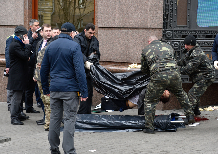 СБУ заявила, что российский экс-депутат Денис Вороненков был убит в Киеве по приказу вора в законе Тюрика. Тюрик ревновал свою бывшую жену к экс-депутату