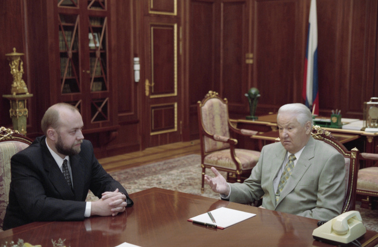 Главный спор президента Ельцина и министра Крашенинникова — можно ли запрещать КПРФ