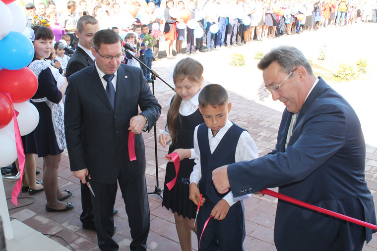 На открытие школы приехал губернатор Тюменской области Владимир Якушев