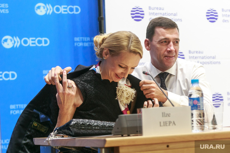 Лиепа «окрылена» тем, что пригодится в качестве посла российской заявки (на фото свердловский губернатор дает балерине свой пиджак, она замерзла под кондиционерами)