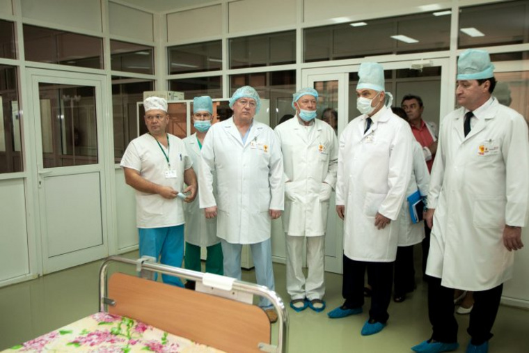 В 2014 году в Западно-Сибирском медцентре в Омске побывал глава ФМБА РФ Владимир Уйба (второй справа). Теперь ему придется разбираться с жалобой тюменцев