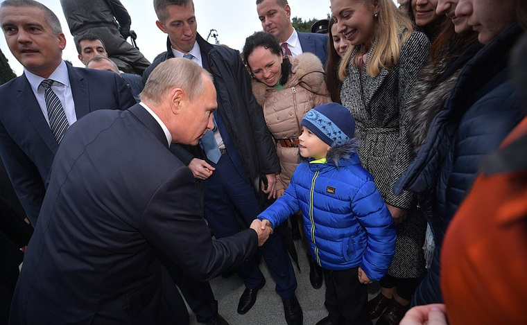 Общение президента Владимира Путина с россиянами происходит регулярно