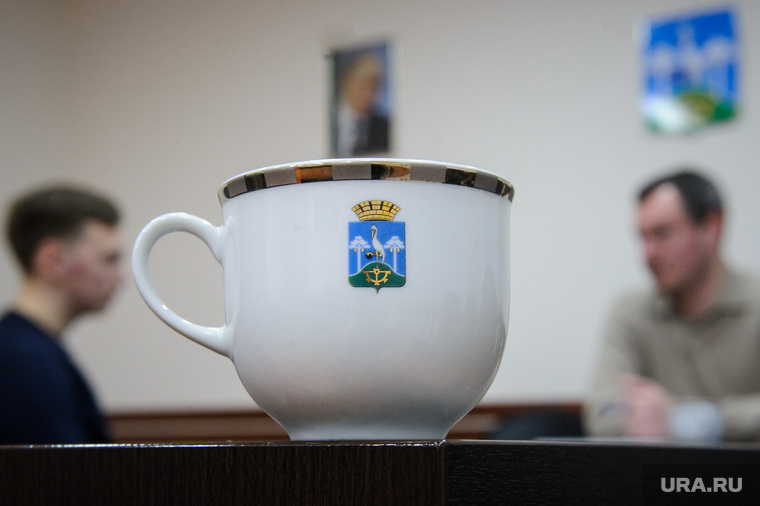 Дмитрий Нисковских, как патриот своей работы, пьет чай исключительно из кружек из сысертского фарфора