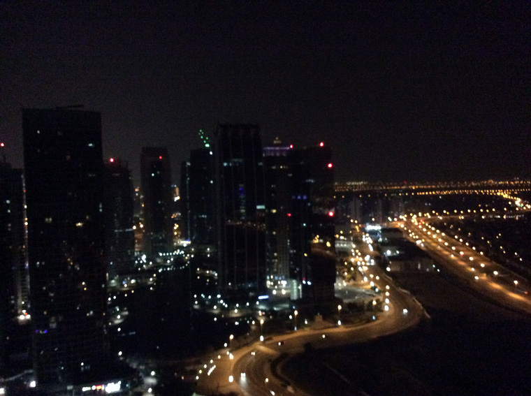 Дубай красив по ночам. Такой шикарный вид открывается с 32-го этажа Armada Blue Bay Hotel — кстати, хороший выбор для бизнесменов-путешественников