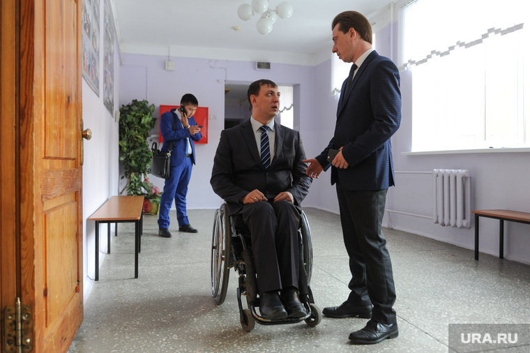 Сопредседатель челябинского штаба Коробейников (слева) испытал трудности с доступом на форум