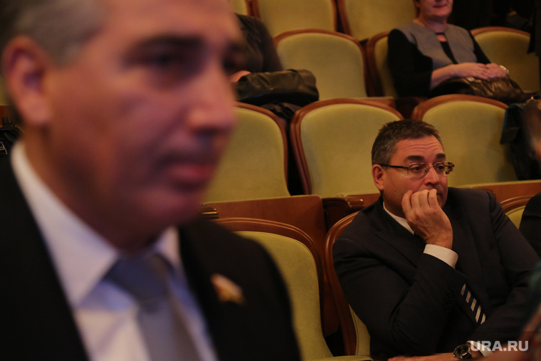 Глава Облизбиркома Игорь Халин общению в холле предпочел уютное кресло в зале