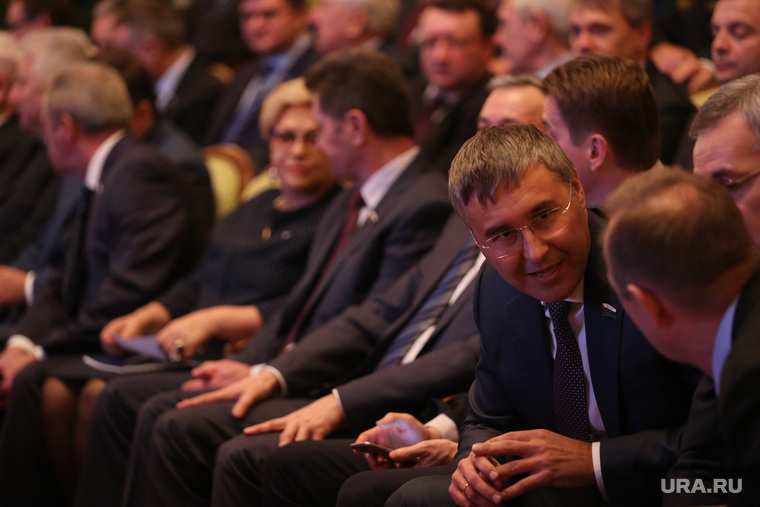 Ректор ТюмГУ Валерий Фальков (второй справа) услышал от губернатора похвалу в адрес своего вуза