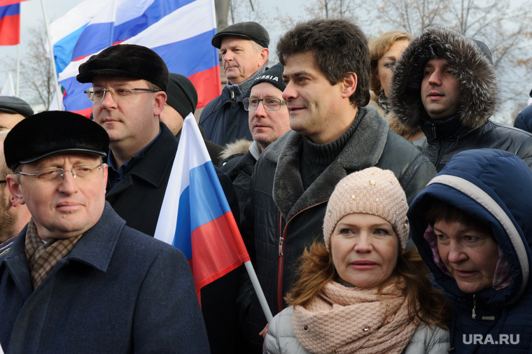 Александр Высокинский (в середине) и Алексей Кожемяко (через флаг от него) хотели бы сохранить влияние на «Водоканал». Но первый хотя бы точно получит толкового управленца, а вот успех второго уже не так очевиден