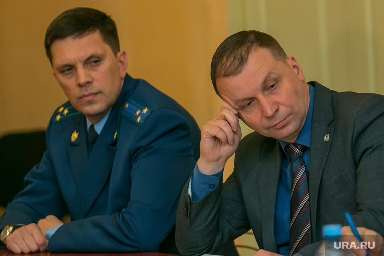 Прокурор Кургана Вадим Суровцев (слева) отметил, что растет число жалоб на перебои с водоснабжением и раскопки