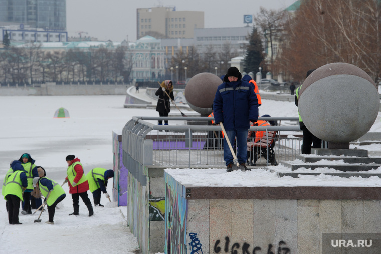 В Екатеринбурге уже чистят набережную городского пруда