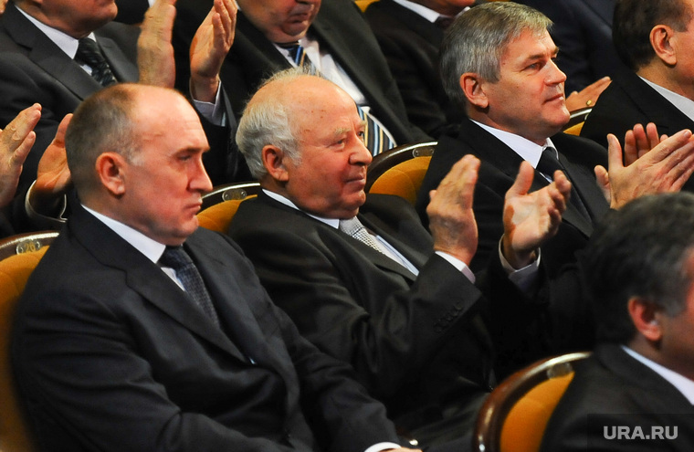 Анатолий Сурков (в центре) возглавлял официальный штаб кандидата в губернаторы Бориса Дубровского (слева)