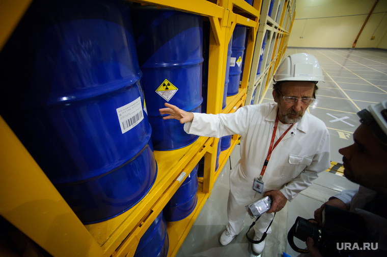 Специалист хранилища радиоактивных отходов в Батаапати объясняет, что находится внутри бочек с РАО
