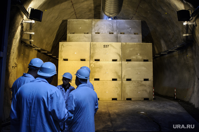 На дне шахты сделаны «секции» — по сути, это огромные склады для хранения контейнеров с РАО