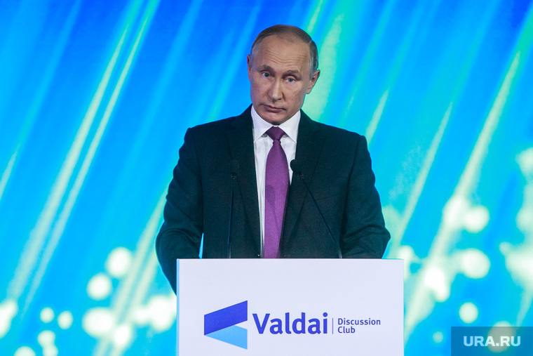 Один из кандидатов в президенты России, Владимир Путин, до последнего хранил интригу