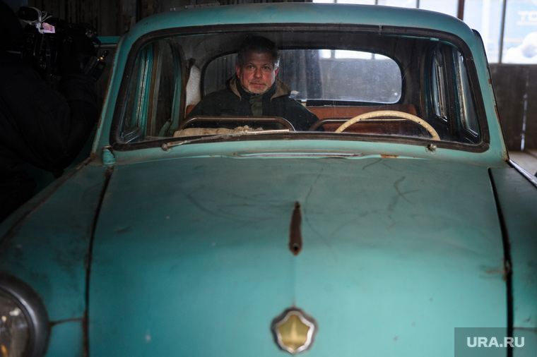 Гэри Пауэрс за рулем «Москвича-408», в котором везли его отца из Косулино в Свердловск