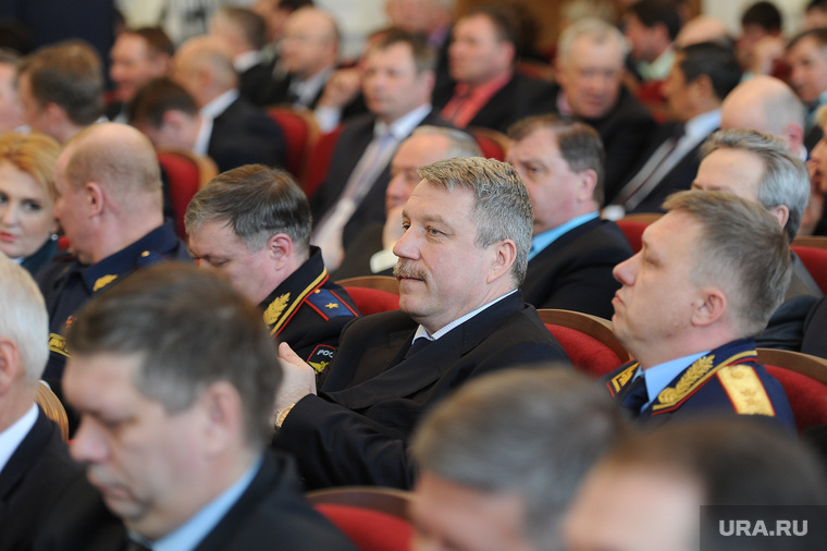 В УФСБ говорят, что начальник управления Юрий Никитин (в центре в штатском) согласовал отставку Владимира Борисова