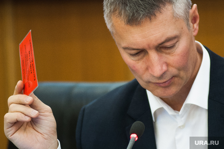 В 2013 году, когда неопытный в аппаратных делах Ройзман возглавил гордуму, Григорьева на заседаниях буквально шептала ему на ухо, что говорить, вспоминают очевидцы