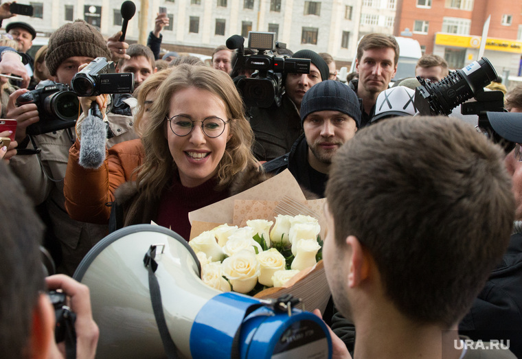 Организаторы штаба встречали Собчак, как рок-звезду: с кричалками и букетами цветов