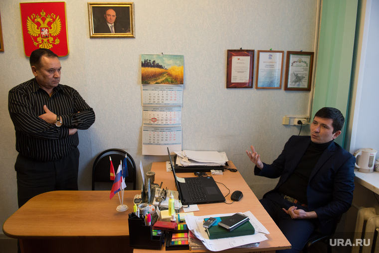 Замначальника управления земельных отношений администрации Кунашакского района Руслан Валеев (слева) и пресс-секретарь администрации Ринат Теньтимишев
