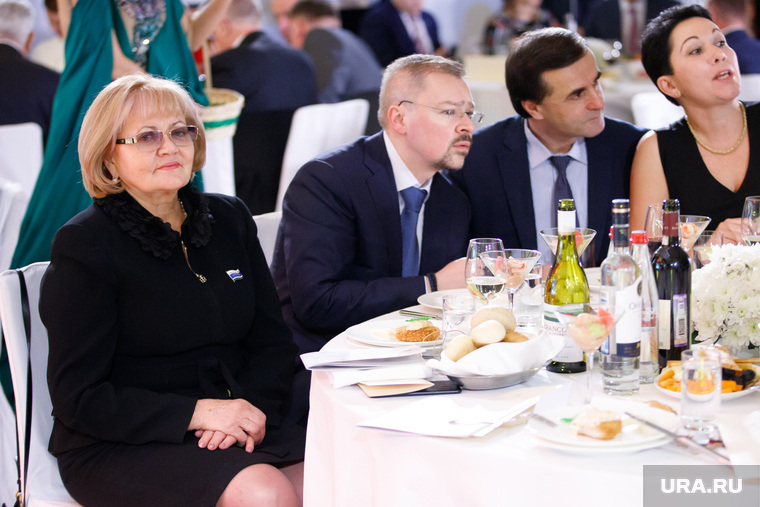 Председатель Заксобрания Людмила Бабушкина запретила депутатам праздновать на рабочем месте