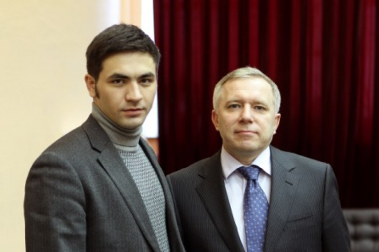 Сын Веры Царевой Тимур Фаляхов (слева), остался работать в правительственных структурах Югры и после увольнения матери