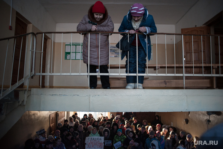 Жители поселка Красный в здании администрации. Митинг по проблеме местной свалки