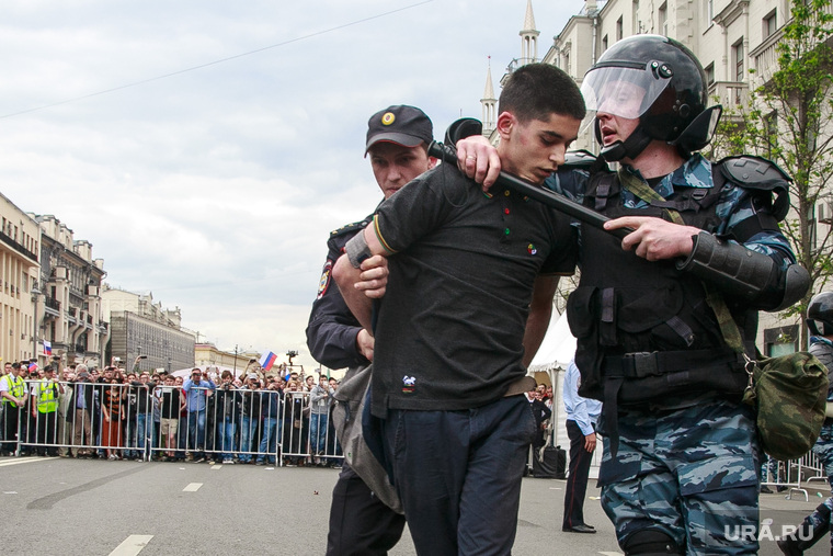 «Объятия и…» Задержание участника несогласованного митинга в День России