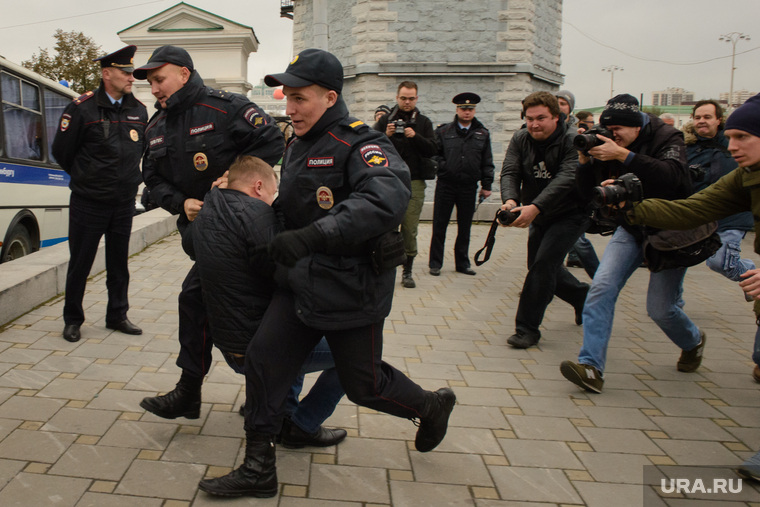 Полиция спасает участника несанкционированного митинга от стаи диких фотографов