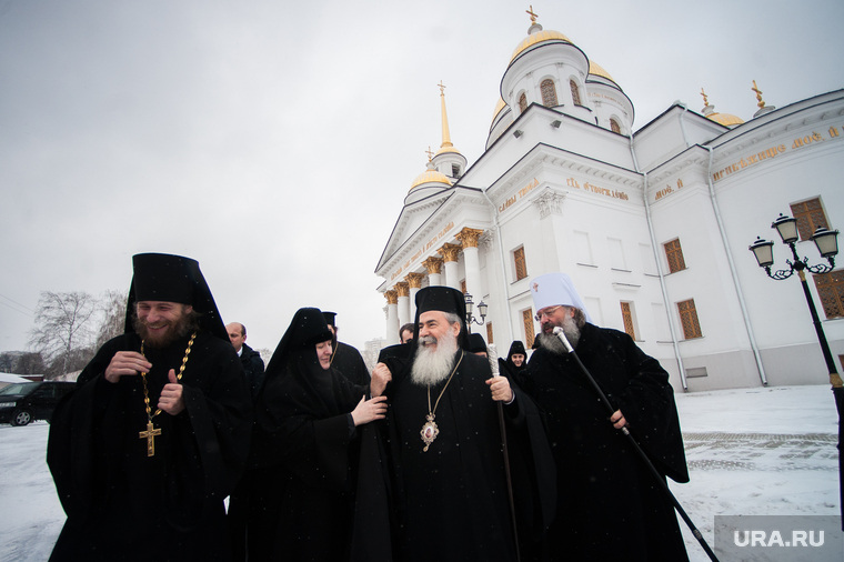 Визит Патриарха Иерусалимского Феофила III (в центре) в Александро-Невский собор при Ново-Тихвинском монастыре