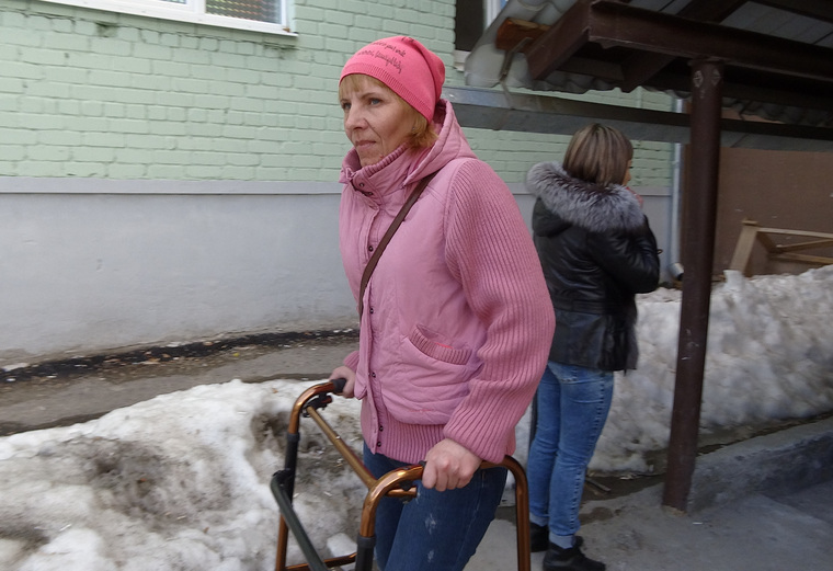 Ходить без костылей или ходунков Наталья Санникова пока не может: ей требуется операция по вживлению имплантанта в тазобедренный сустав