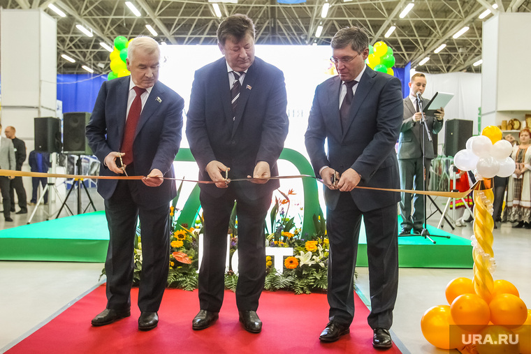 Губернатор Тюменской области Владимир Якушев (справа) открывает выставку в рамках фестиваля «Золотая осень» в 2014 году