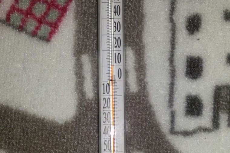 Термометр, лежащий на полу в детский комнате, показывает всего 10 градусов. На кухне полы и вовсе ледяные