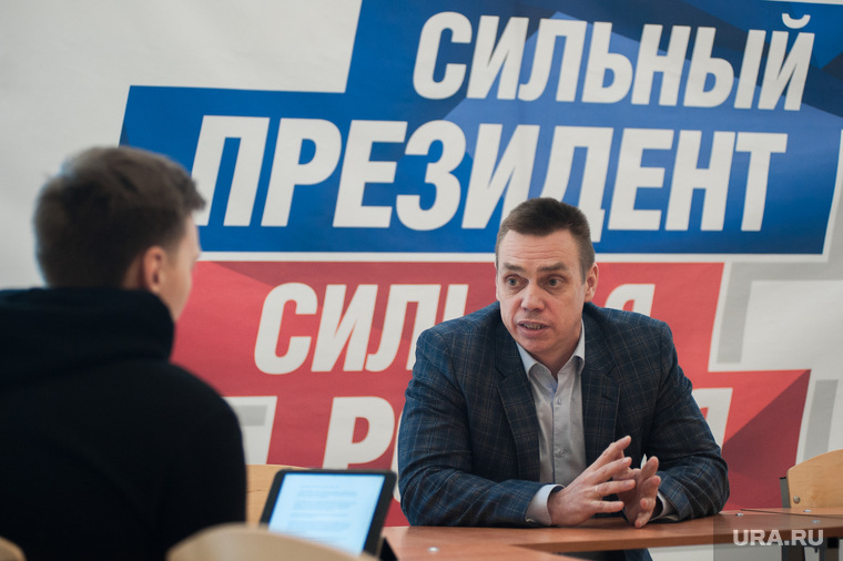 В штабе Воронин отвечает за работу с общественными организациями, работающими по линии патриотического воспитания