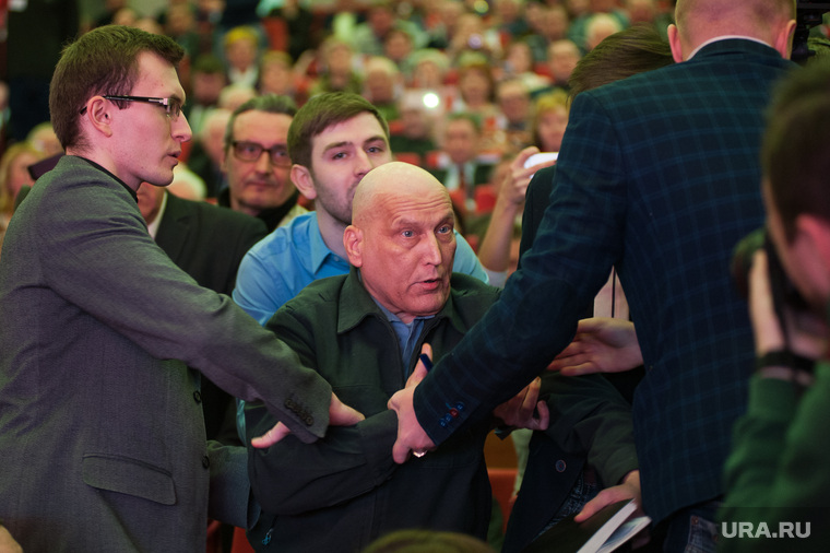 Один из зрителей назвал Грудинина «лжецом», за это его поспешили вывести из зала