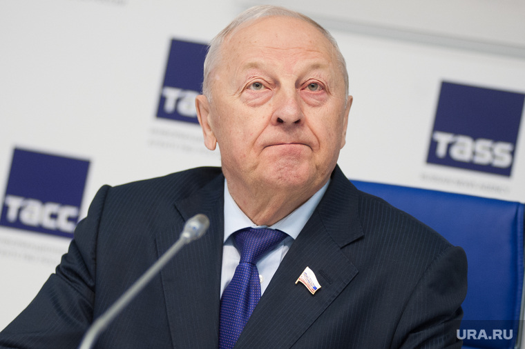 Заполучить VIP хотят все пресс-центры (на заднике — баннер ТАСС), что бы кто ни говорил