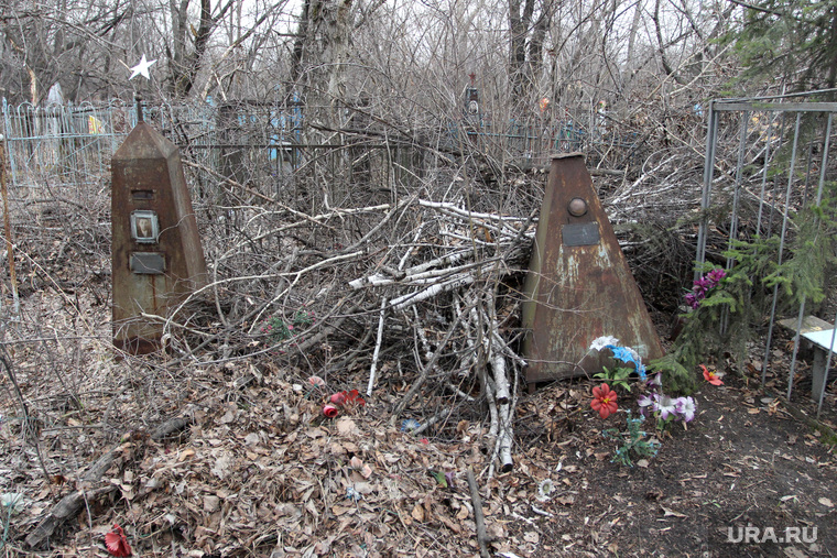 На кладбищах мусор сваливается прямо на могилы 