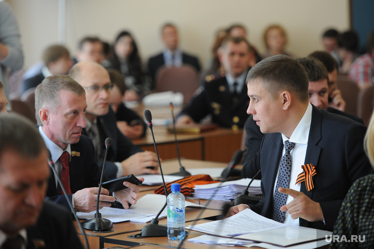 Нациевский (слева) и Пашин мягко покритиковали поправки, но сошлись во мнении, что решение по схеме выборов и кандидатуре мэра должен принимать губернатор 