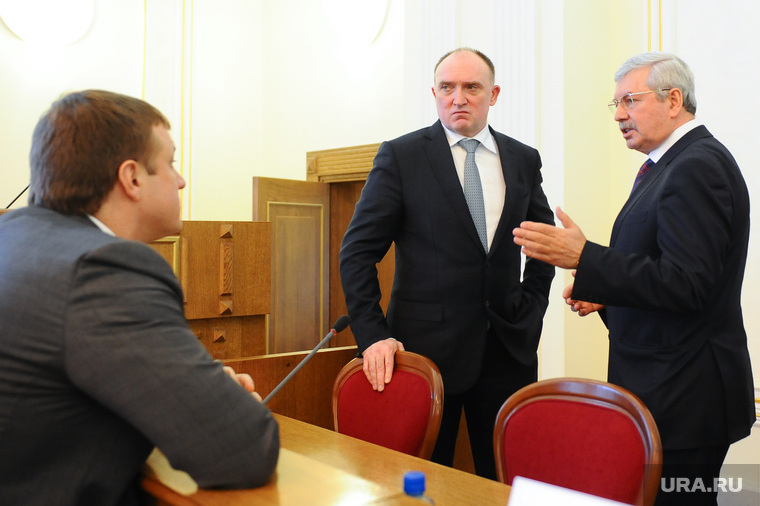 Губернатор Дубровский (в центре) и спикер ЗСО Мякуш уже подобрали новых кураторов выборов 