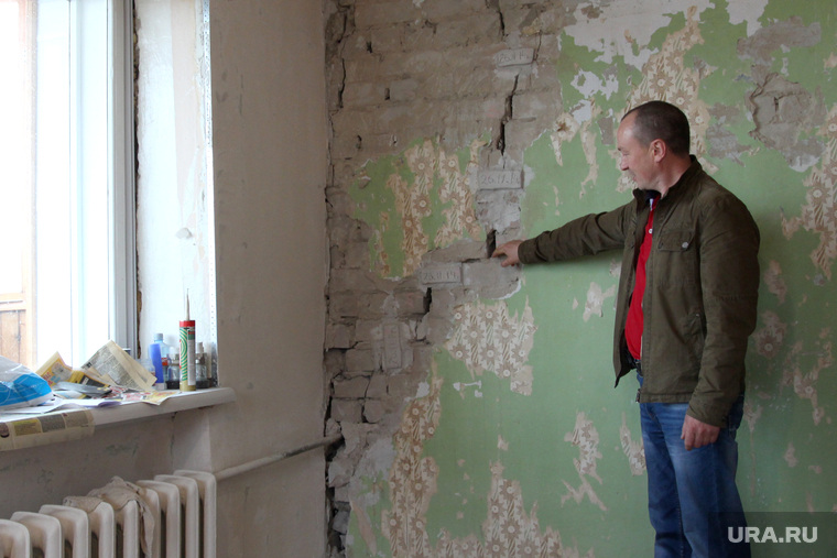 Андрей Ветров купил квартиру, но уже полгода не может сделать ремонт — несущая стена может «разъехаться» в любой момент 