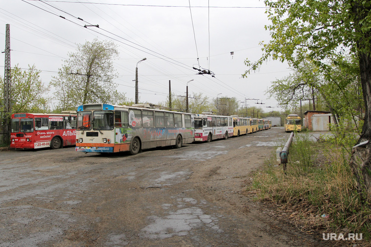 Все 50 троллейбусов безвыездно стоят в парке почти месяц 