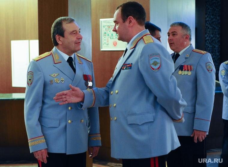 Сергееву (в центре) придется указать на дверь руководству челябинской полиции 