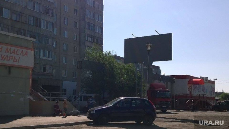 «Обстрелянный» билборд Сергея Муратова сегодня снят 