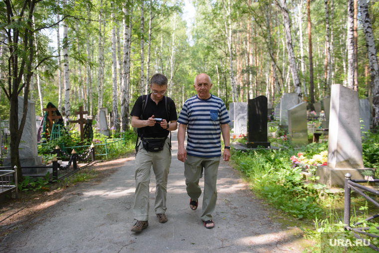 Директор кладбища Николай Петрович проводит экскурсию для журналистов 