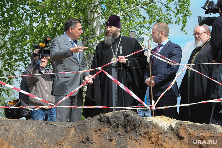 Теперь Мотовилов вместе с бизнес-партнером Олегом Ивановым (слева) может сосредоточиться на строительстве кафедрального собора для епархии и митрополита Никодима 
