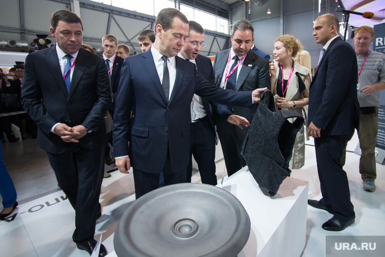 Из 120 минут Медведева на выставке свердловский губернатор не был с ним 20 — когда глава российского правительства секретничал с китайским вице-премьером 