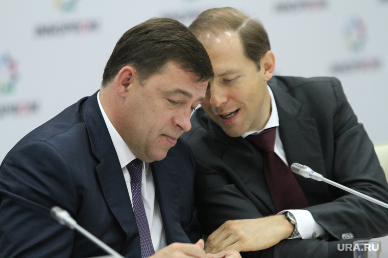 Мантуров и Куйвашев переписываются на совещании. Но при этом министр следит за докладами, которые порой скучны: «Вы назвали неправильную цифру…» 