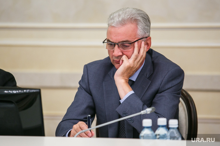 Глава администрации Екатеринбурга Александр Якоб пока не решается помочь жителям Чкаловского района решить проблемы с ГВС, хотя «на носу» у него — штаб по подготовке к отопительному сезону 